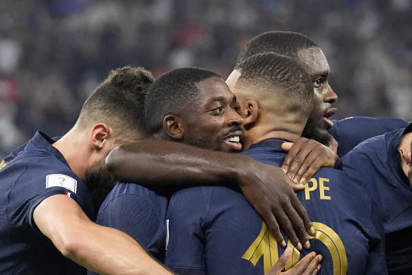 Futbalisti Francúzska oslavujú gól