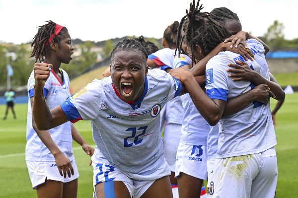 Futbalistky Haiti oslavujú historický