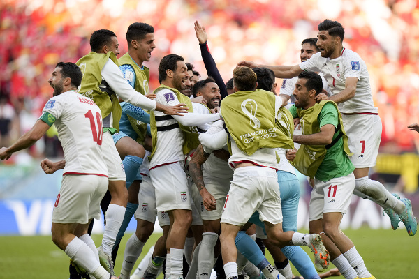 Futbalisti Iránu oslavujú víťazstvo