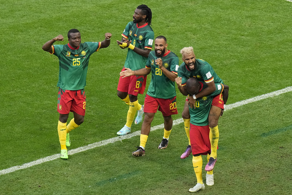 Futbalisti Kamerunu oslavujú gól