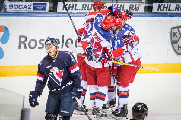 Hokejisti moskovského CSKA oslavujú