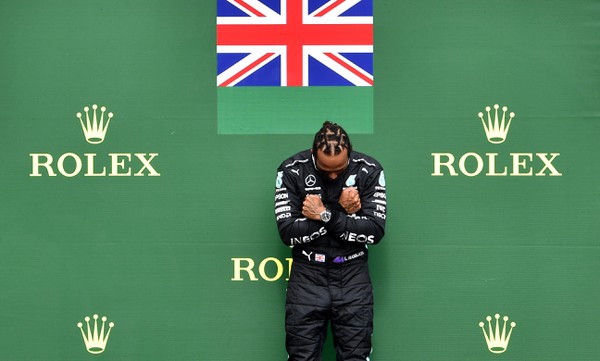Lewis Hamilton oslavuje ďalší