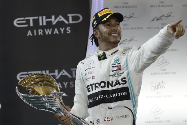 Lewis Hamilton oslavujúci s