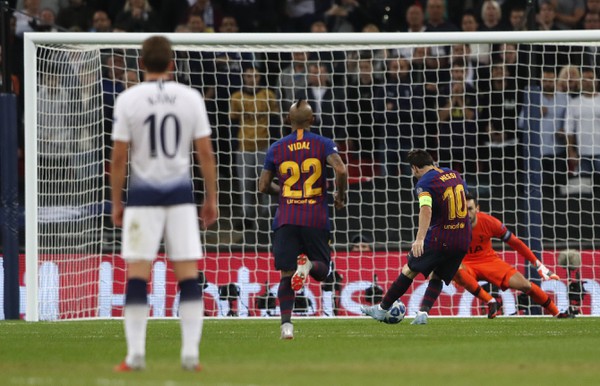Lionel Messi dáva gól