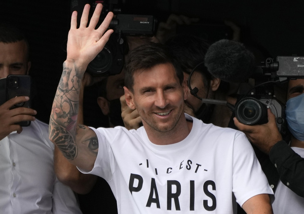 Lionel Messi kýva fanúšikom