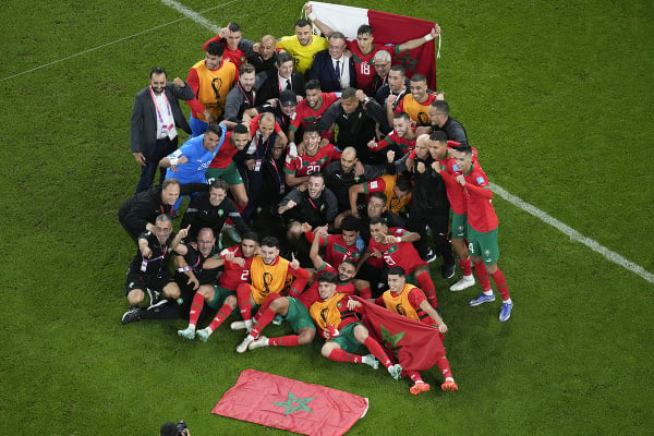 Marockí hráči oslavujú po