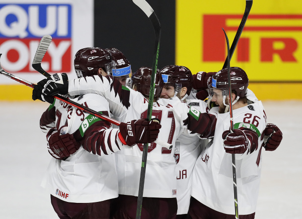 Lotyšskí hokejisti oslavujú gól