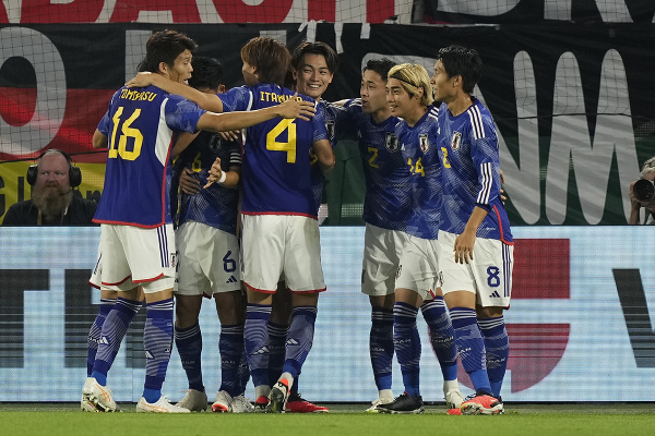Hráči Japonska oslavujú gól