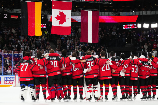 Kanadskí hokejisti oslavujú zlaté