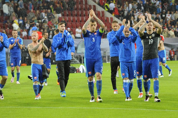 Slovenskí futbalisti ďakujú divákov