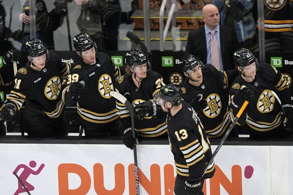 Hokejisti Bostonu Bruins oslavujú