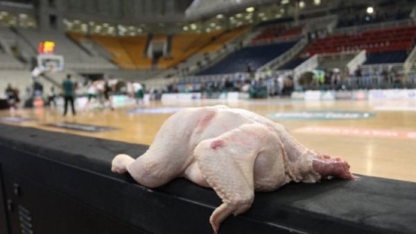 Basketbalisti Olympiakosu protestovali zvláštnou