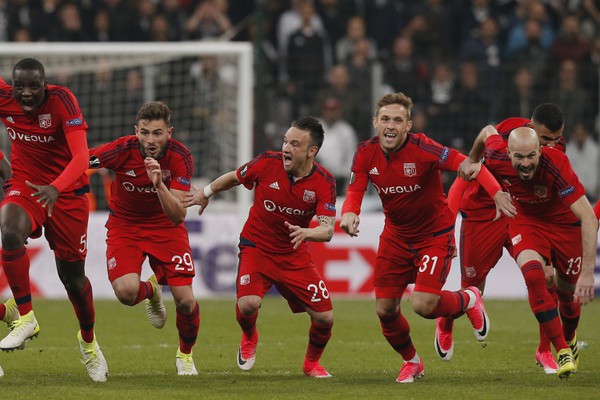 Hráči Lyonu oslavujú víťazstvo