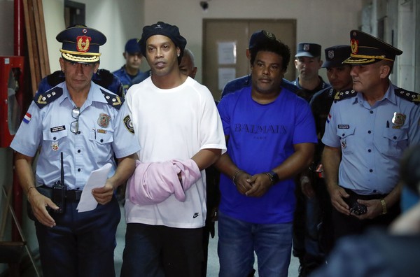 Ronaldinho zostáva vo väzbe