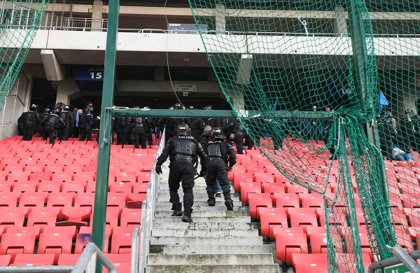 Polícia vytláča fanúšikov ŠK