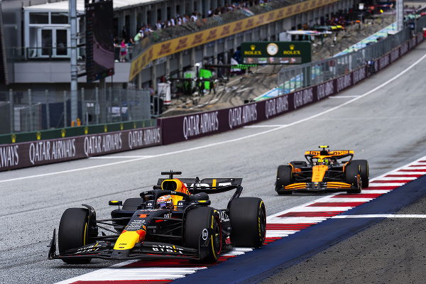Max Verstappen prenasledovaný Landom