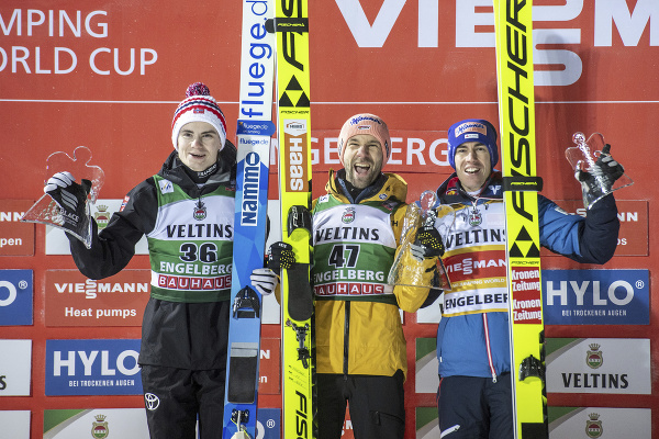 Marius Lindvik (vľavo), víťazne