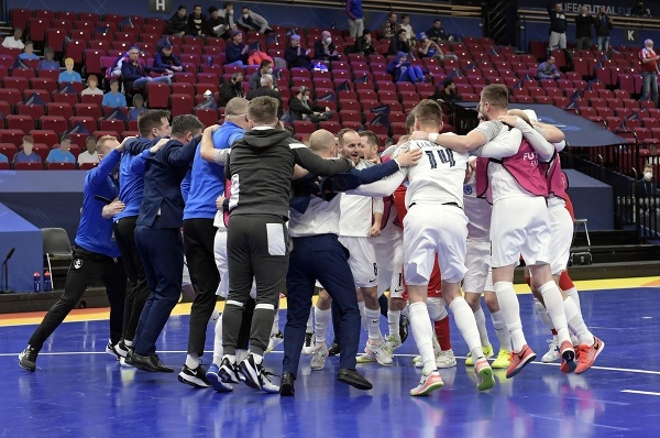 Slovenskí futsalisti oslavujú historický