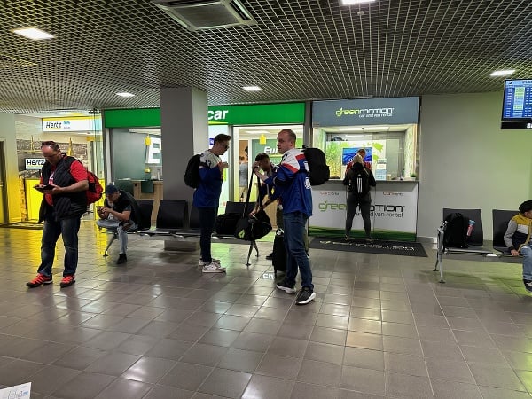 Slovenskí fanúšikovia na letisku