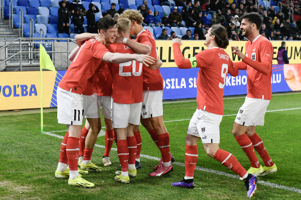 Hráči Rakúska oslavujú gól