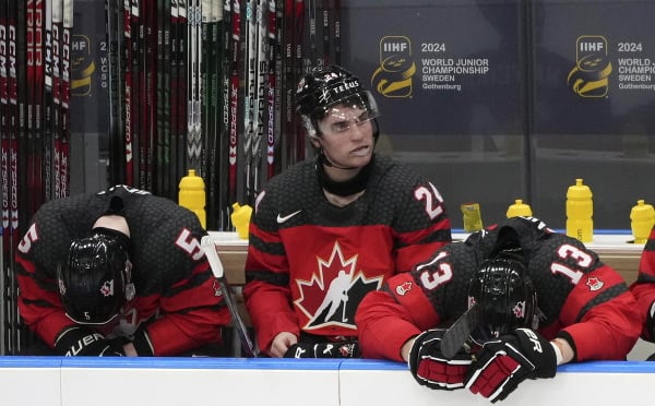 Sklamaní kanadskí hokejisti zľava