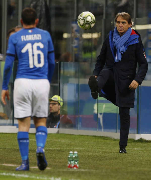 Tréner Roberto Mancini prihráva