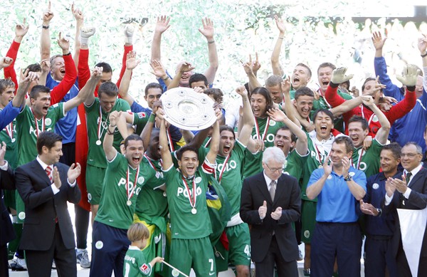 Hráči Wolfsburgu oslavujú titul