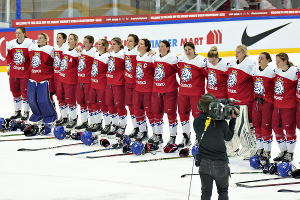 České hokejistky oslavujú víťazstvo
