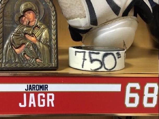 Puk s ktorým Jaromír Jágr strelil svoj 750. gól v NHL 