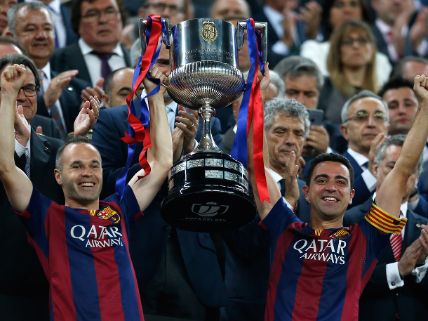 Andres Iniesta a Xavi Hernandez s trofejou Kráľovského pohára