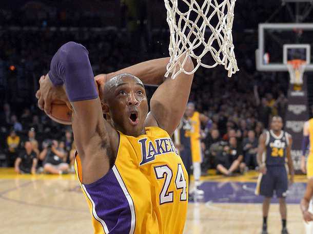 Sústredenie Kobeho Bryanta z LA Lakers tesne pred efektným smečom