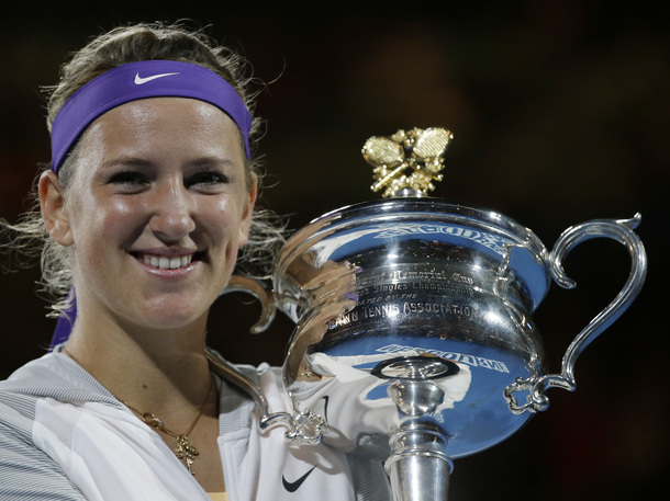 Viktoria Azarenková s trofejou za triumf na Australian Open 2013