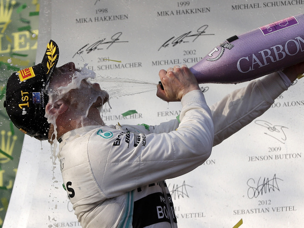 Valtteri Bottas z tímu Mercedes oslavuje víťazstvo